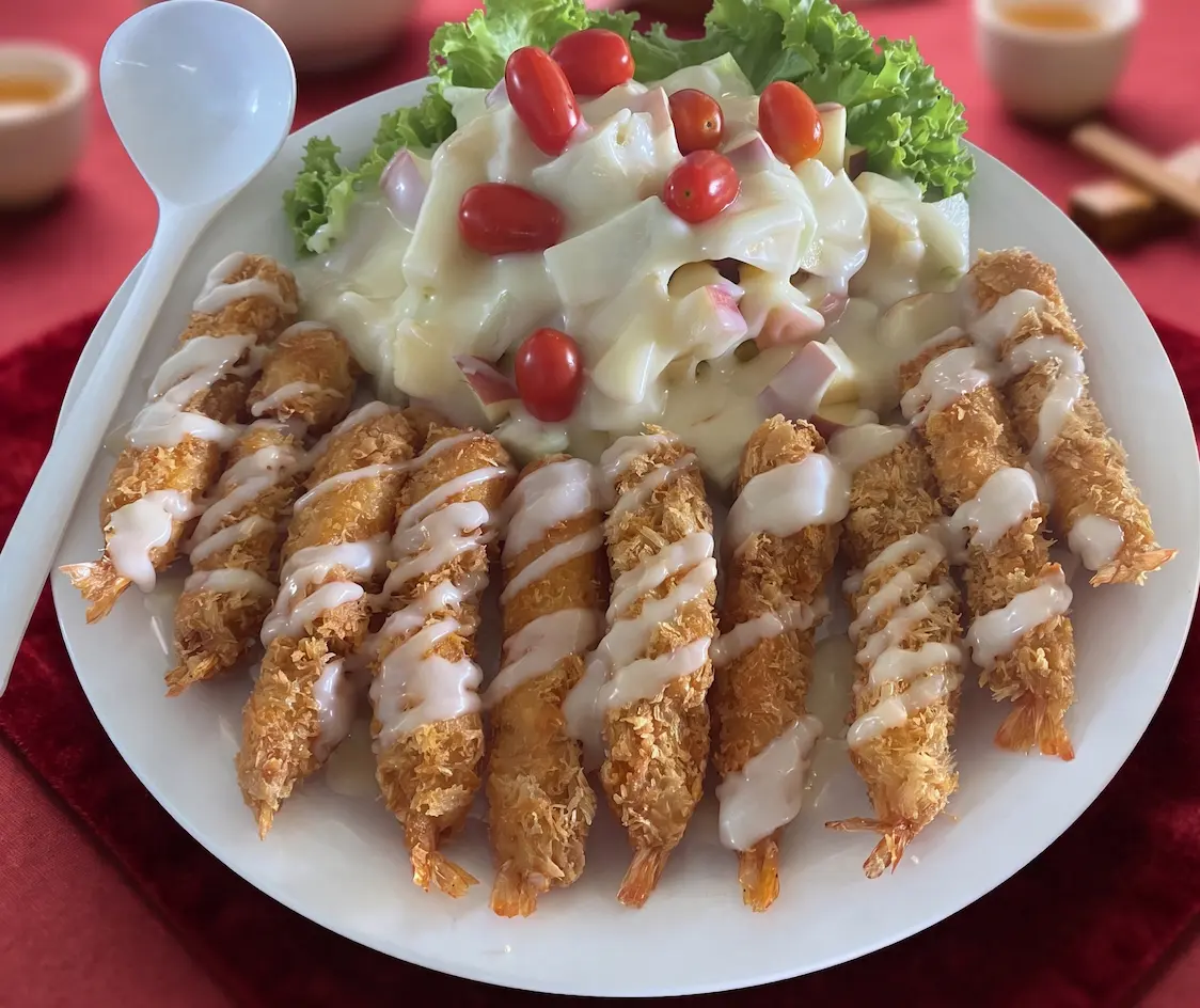 กุ้งทอดสลัดผลไม้สด