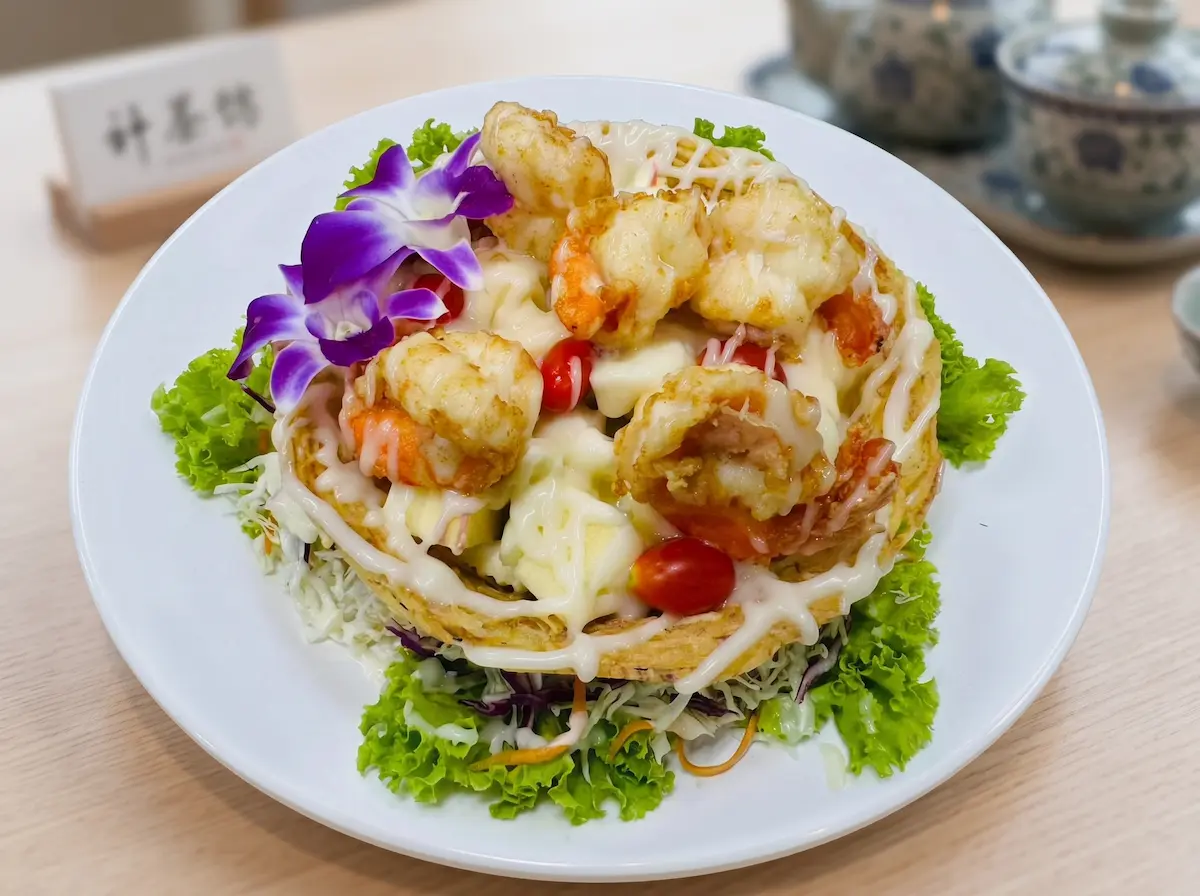 กุ้งทอดสลัดผลไม้ตะกร้าเผือก