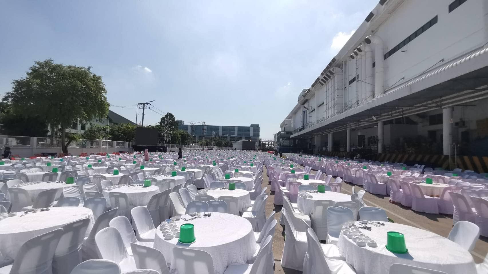 การเตรียมสถานที่จัดเลี้ยงโต๊ะจีนกลางแจ้งและในเต็นท์พิธี